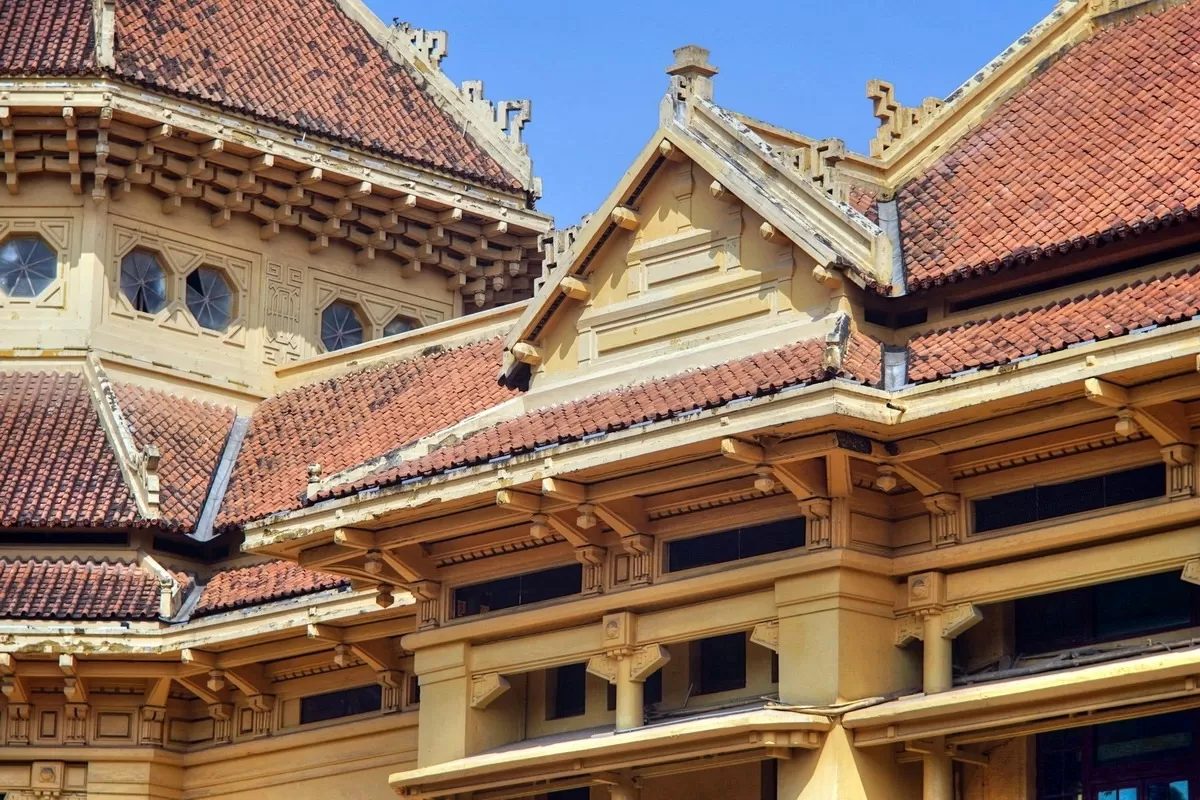 Mái ngói âm dương theo kiểu truyền thống của Việt Nam trong phong cách Đông dương