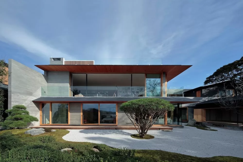 Nhà mái nhật kiến trúc hiện đại được thiết kế hệ mái đơn giản hơn, hình khối nhà gọn gàng, vuông vắn hơn nhà gỗ truyền thống Nhật Bản