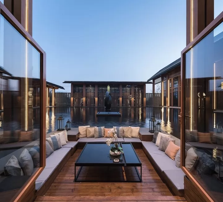 Phần mái nhà và mái hiên cong ở góc, xà mái thấp để thoát nước và điều chỉnh ánh sáng tự nhiên