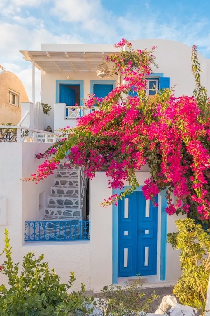 Cư dân Santorini có thói quen tận dụng vật liệu có sẵn ở địa phương như đá núi lửa, đá bọt, đá đỏ