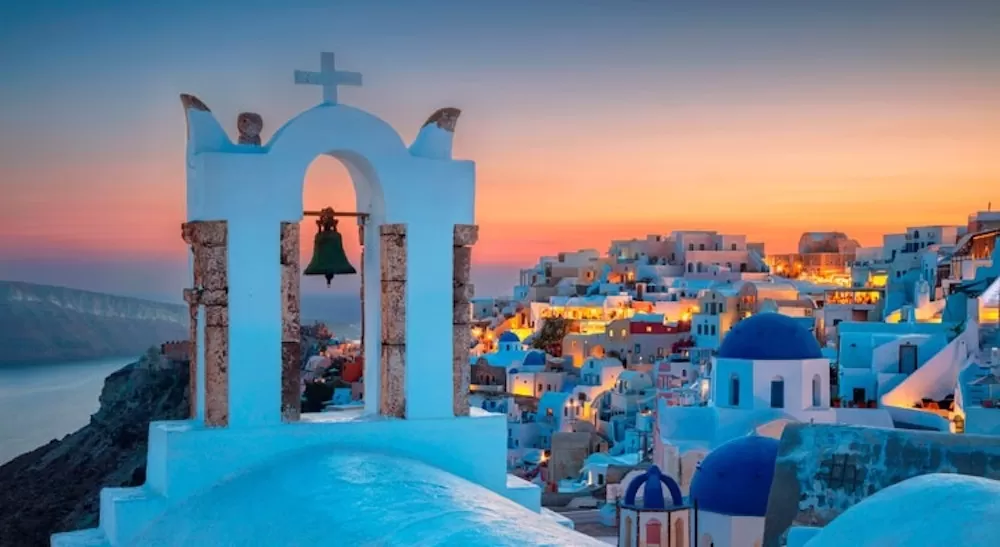 Kiến trúc nhà thờ Santorini đều có những chiếc tháp chuông màu trắng mái vòm xanh cao vút