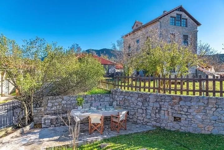 Nhà kiểu Agrotospita và Canvas