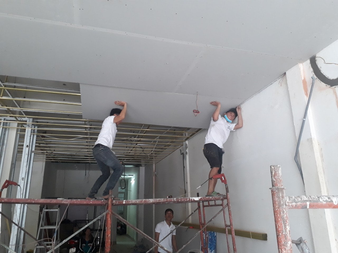 Tay nghề của thợ thi công là yếu tố quan trọng quyết định chất lượng và tính thẩm mỹ của sản phẩm