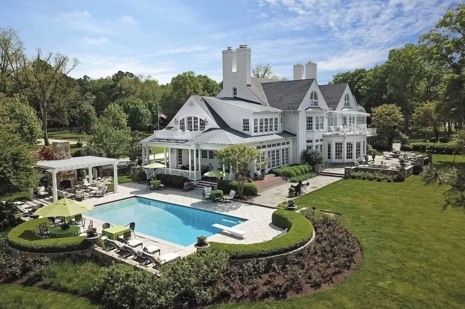 Mẫu biệt thự 2 tầng kiểu Mỹ có hồ bơi