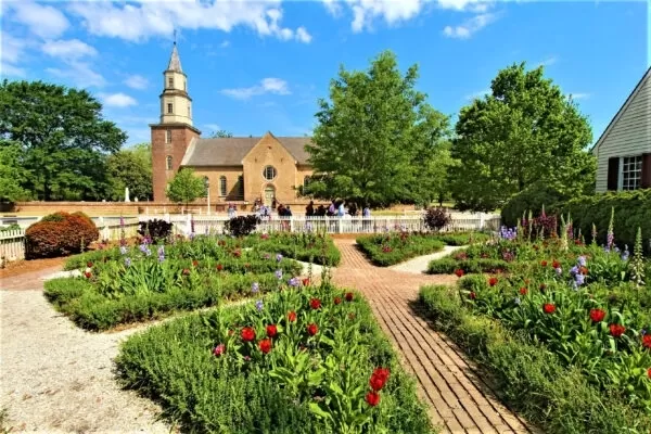 Nhà Thờ Bruton Parish phong cách thuộc địa Anh ở bang Virginia, Mỹ