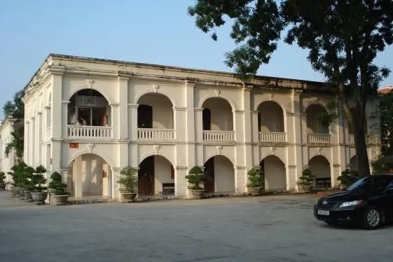 Ngoại thất mặt đứng kiến trúc thuộc địa rất đơn giản