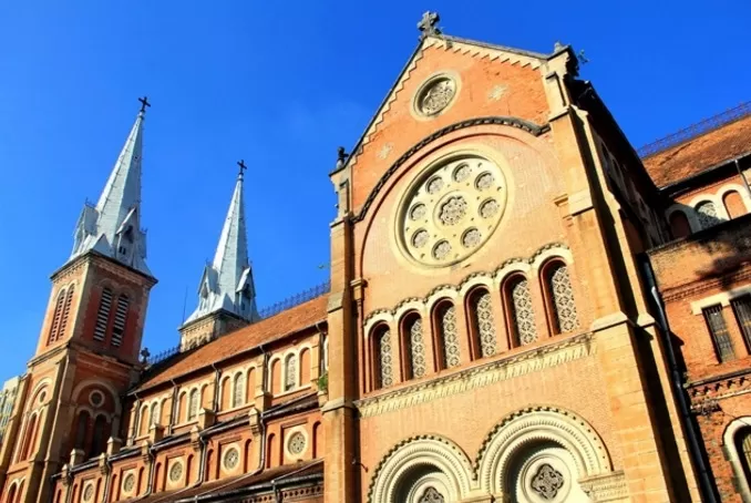 Mái nhà kiểu thuộc địa dốc với đầu hồi hai bên