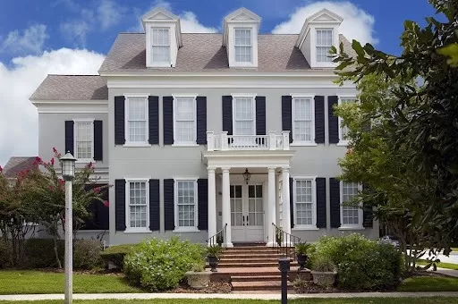 Tầng 2 nhà phong cách thuộc địa có 5 cửa sổ cách đều nhau và đối xứng 2 bên so với cửa chính