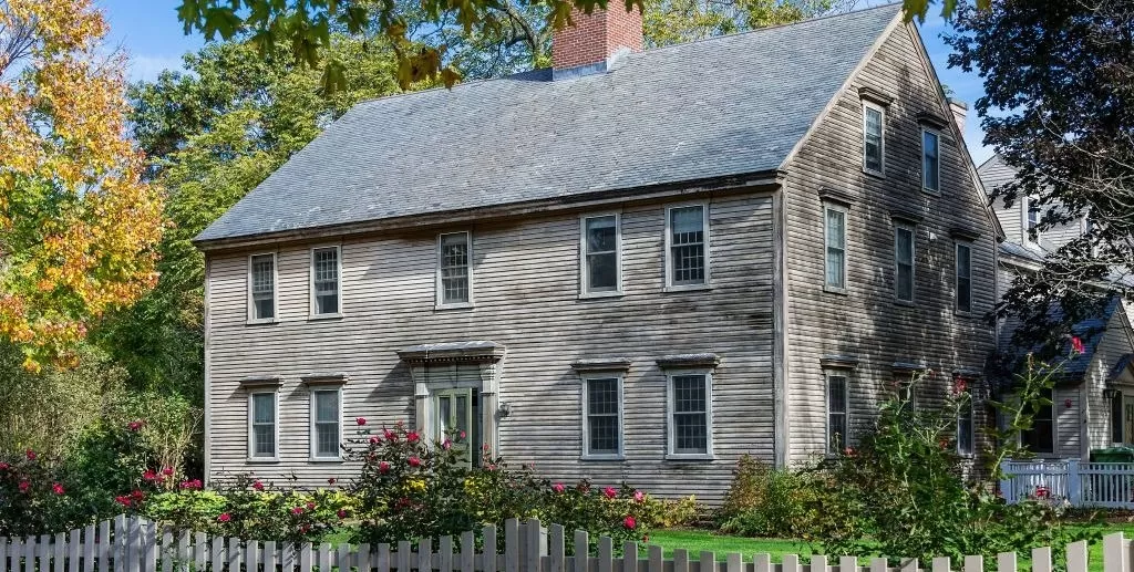 Nhà ở nông thôn 2 tầng phong cách thuộc địa Anh