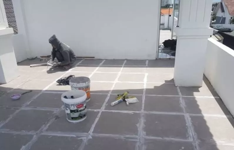 Gạch lát chống thấm sân thượng là một phương pháp chống thấm đơn giản, hiệu quả