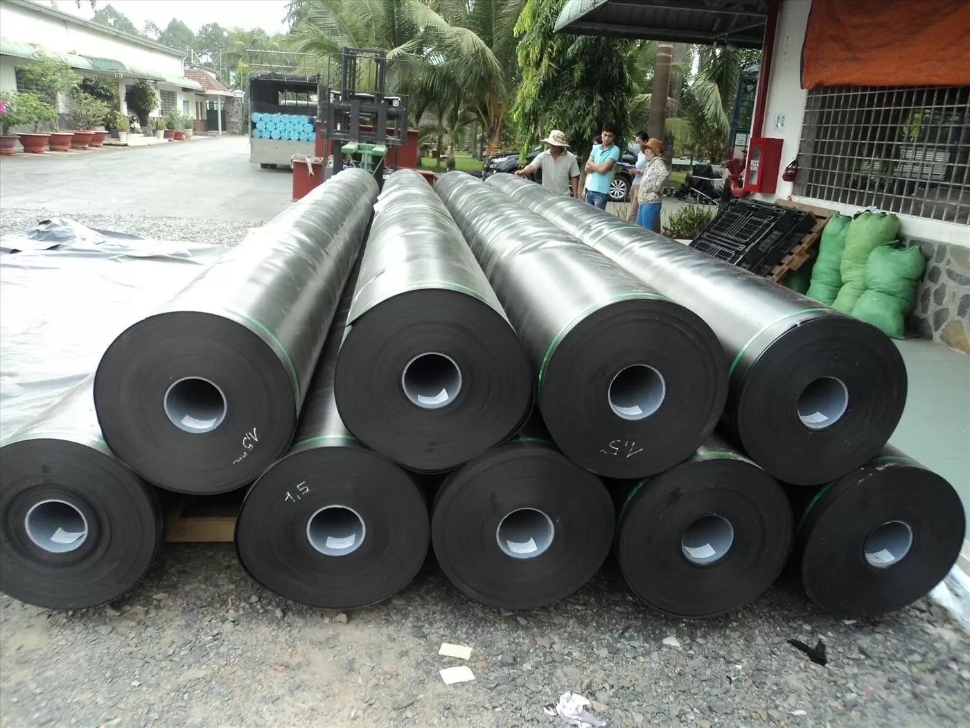 Tấm bạt chống thấm có khả năng ngăn chặn nước thấm qua các khe hở